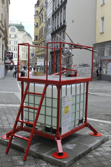 Robert Vlasák - Oni nás, my sebe, interaktivní objekt, ulice Orlí a Běhounská